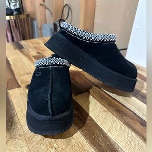 TAZZ UGGS. Womens Tazz Uggs in black. Excellent condition.